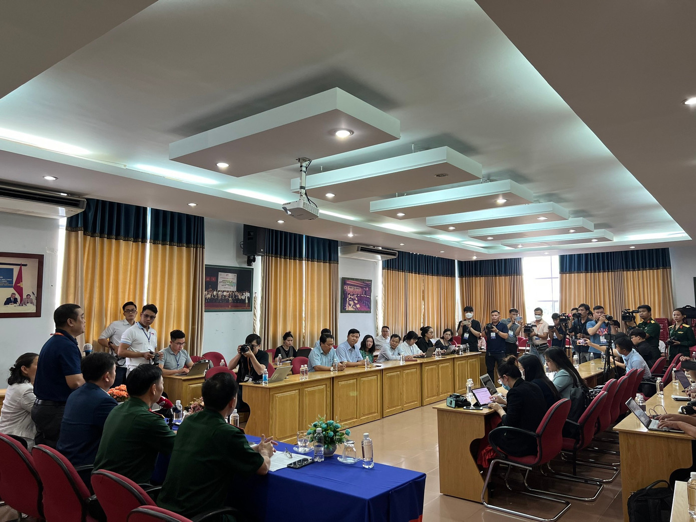 Trường Đại học Ngoại ngữ - Tin học TP.HCM và Trung tâm GDQP&amp;AN - Trường Quân sự Quân khu 7 tổ chức buổi trao đổi thông tin với báo chí chiều 12/1.