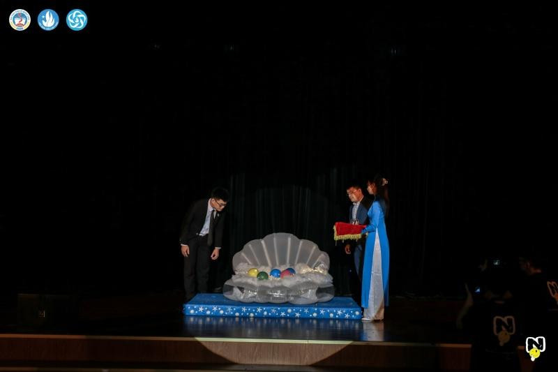 Những viên ngọc trai sáng lấp lánh khơi dậy tinh thần nhiệt huyết của Sinh viên 5 tốt. Những viên ngọc trai sáng lấp lánh khơi dậy tinh thần nhiệt huyết của Sinh viên 5 tốt.