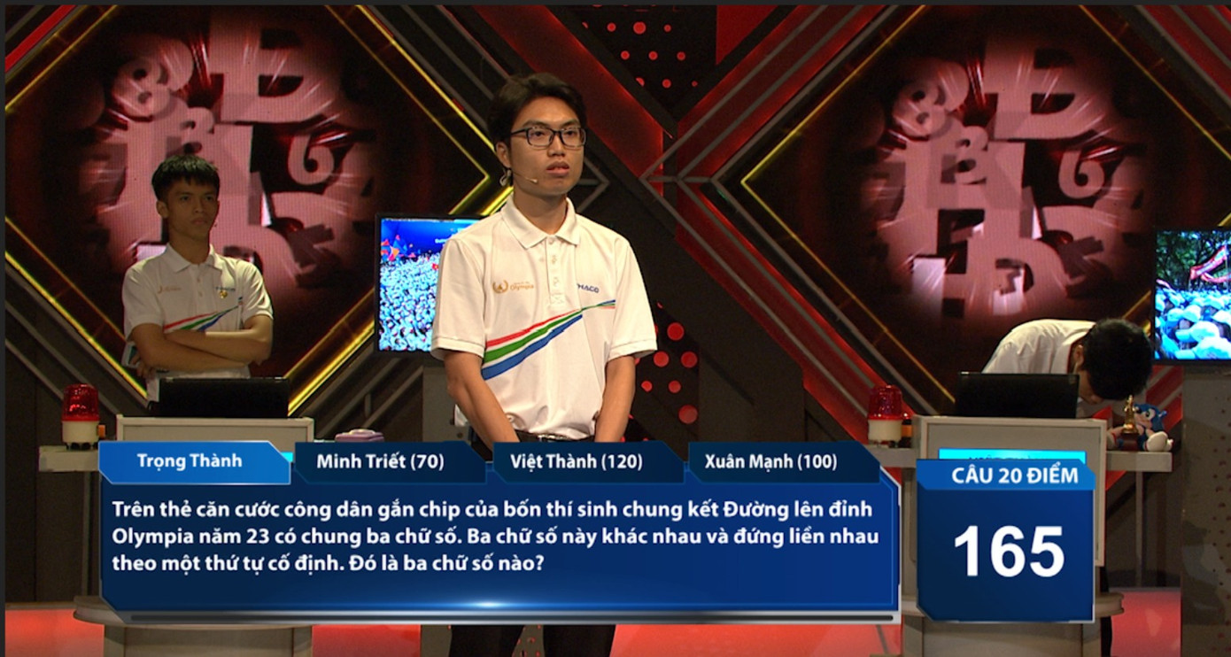 Đáp án của câu hỏi này là 206. Căn cước công dân gắn chip của 4 thí sinh thể hiện hai điểm chung của các bạn: Điểm chung thứ nhất là giới tính. Theo quy ước, 2 là mã giới tính nam cho những người sinh trong thế kỷ 21. Điểm chung thứ 2 là về năm sinh 2006, và 06 là hai số cuối của năm sinh. Đáp án của câu hỏi này là 206. Căn cước công dân gắn chip của 4 thí sinh thể hiện hai điểm chung của các bạn: Điểm chung thứ nhất là giới tính. Theo quy ước, 2 là mã giới tính nam cho những người sinh trong thế kỷ 21. Điểm chung thứ 2 là về năm sinh 2006, và 06 là hai số cuối của năm sinh.