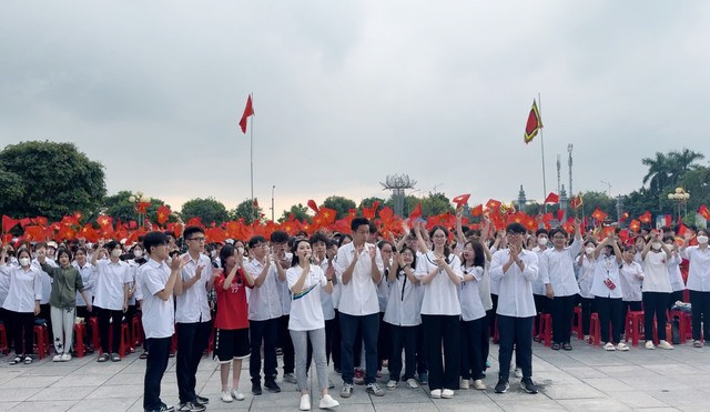 MC Mù Tạt tại điểm cầu Hải Phòng sáng 7/10/2023. (Ảnh: Fanpage trường)