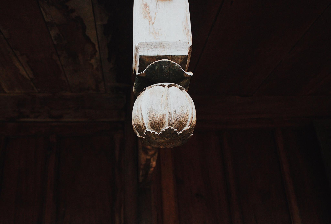 Các chi tiết gỗ được chạm khắc tinh xảo. (Ảnh: Nguyễn Hoàng Anh Minh) Các chi tiết gỗ được chạm khắc tinh xảo. (Ảnh: Nguyễn Hoàng Anh Minh)