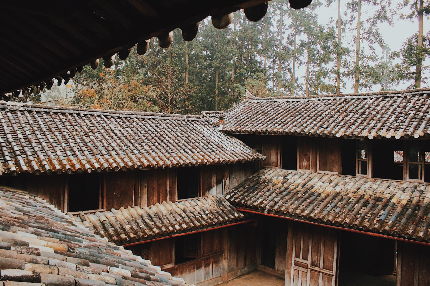 Dinh thự nổi bật với kiến trúc nhiều tầng lớp. (Ảnh: Trương Đình Minh) Dinh thự nổi bật với kiến trúc nhiều tầng lớp. (Ảnh: Trương Đình Minh)