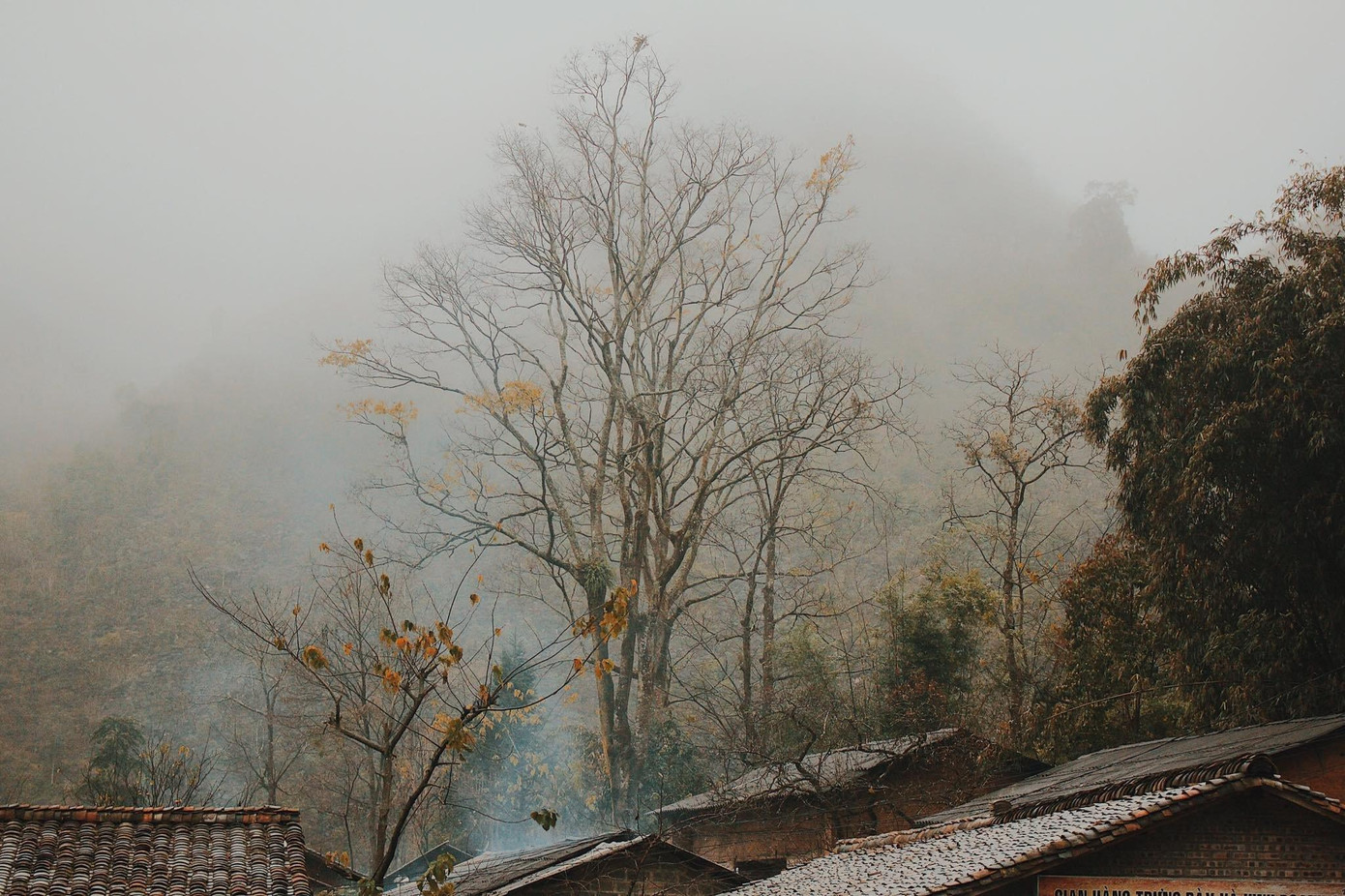 Công trình ẩn hiện trong sương mù. (Ảnh: Nguyễn Hoàng Anh Minh) Công trình ẩn hiện trong sương mù. (Ảnh: Nguyễn Hoàng Anh Minh)