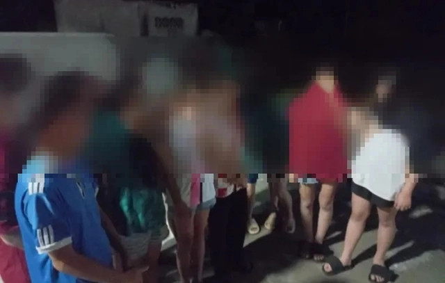 Nhóm học sinh xuất hiện trong clip đánh hội đồng nữ sinh lớp 6. (Ảnh cắt từ clip)