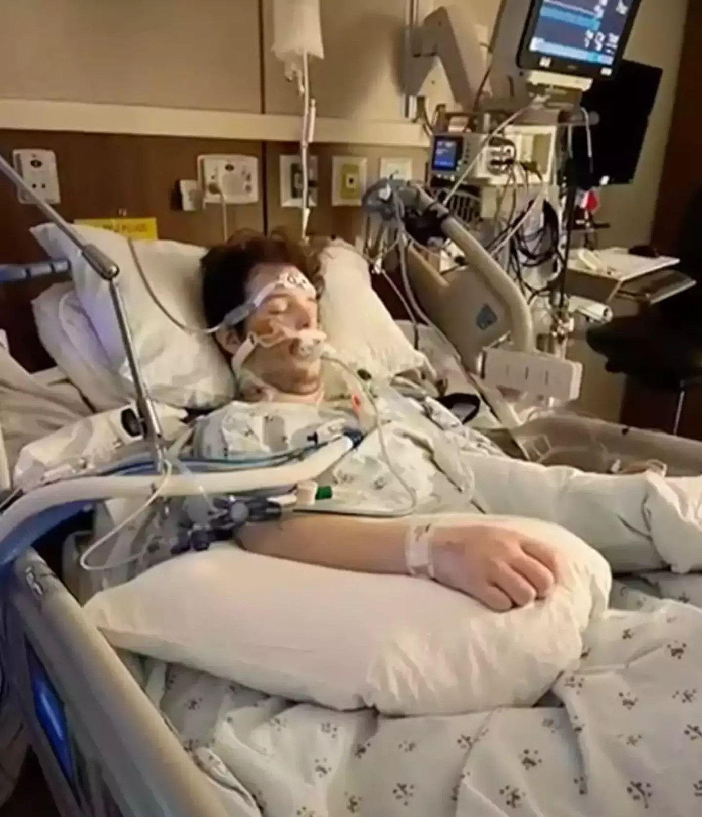 Jackson Allard đã hút thuốc lá điện tử được 8 năm, từ năm 14 tuổi. (YouTube/Valley News Live) Jackson Allard đã hút thuốc lá điện tử được 8 năm, từ năm 14 tuổi. (YouTube/Valley News Live)