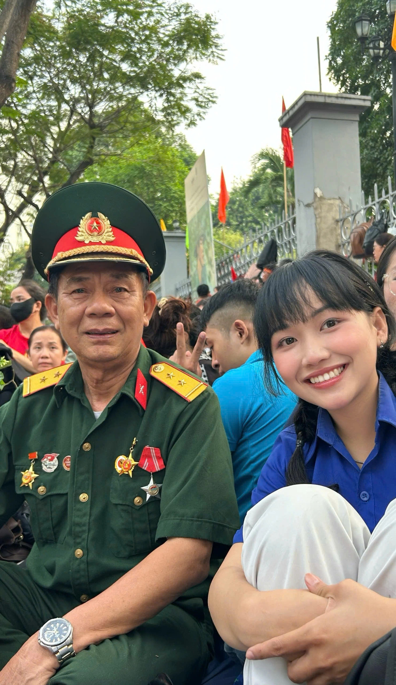 Nữ sinh viên Dương Hoàng Dung chụp ảnh lưu niệm cùng bác cựu chiến binh. Nữ sinh viên Dương Hoàng Dung chụp ảnh lưu niệm cùng bác cựu chiến binh.