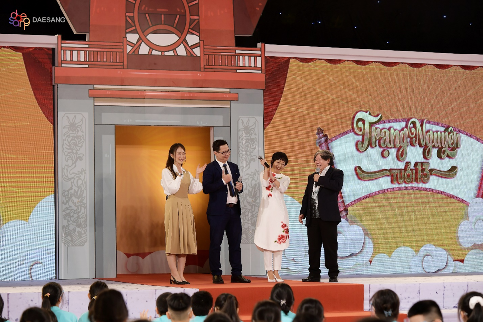 MC Khánh Vy cùng Ban giám khảo chương trình. MC Khánh Vy cùng Ban giám khảo chương trình.