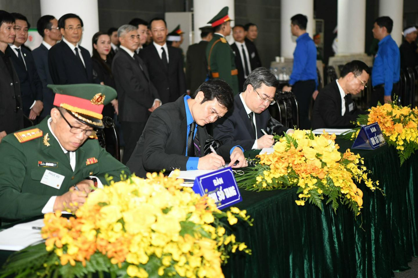 Đồng chí Bùi Quang Huy ghi sổ tang kính viếng Tổng Bí thư Nguyễn Phú Trọng. Đồng chí Bùi Quang Huy ghi sổ tang kính viếng Tổng Bí thư Nguyễn Phú Trọng.