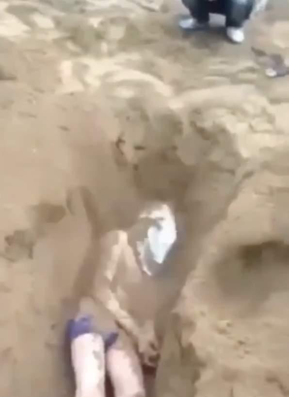 (Ảnh cắt từ clip) (Ảnh cắt từ clip)