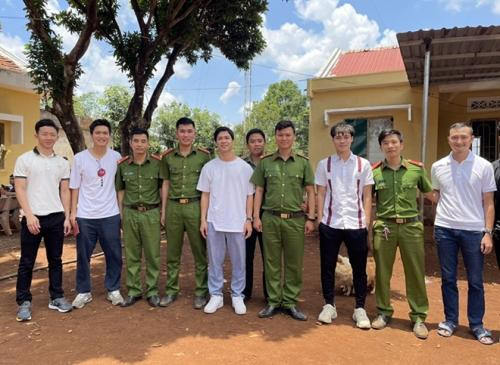 Các cầu thủ chụp ảnh cùng cán bộ công an tại địa điểm lam Căn cước công dân.