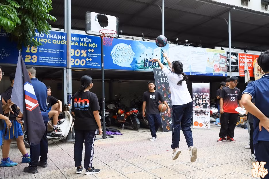 Các bạn học sinh “try out” ném bóng cùng câu lạc bộ Bóng rổ.