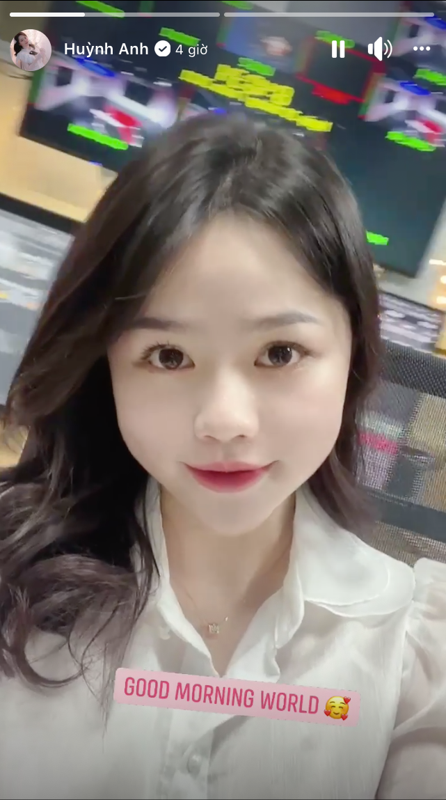 Cô nàng đăng story với khung cảnh là một trường quay truyền hình. Cô nàng đăng story với khung cảnh là một trường quay truyền hình.