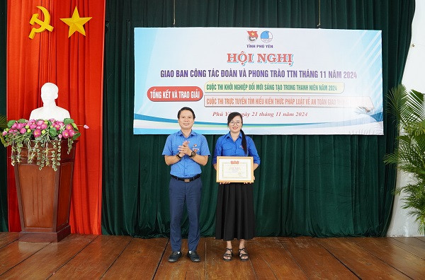 Thường trực Tỉnh Đoàn trao giải nhất Cuộc thi trực tuyến tìm hiểu kiến thức pháp luật về an toàn giao thông năm 2024 cho thí sinh Nguyễn Thị Kim Duy, Huyện đoàn Sơn Hòa.