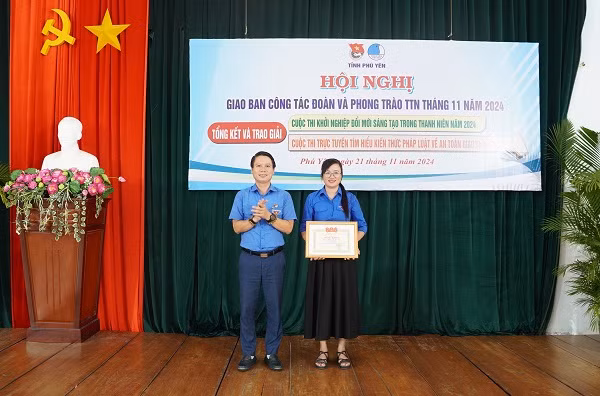 Thường trực Tỉnh Đoàn trao giải nhất Cuộc thi trực tuyến tìm hiểu kiến thức pháp luật về an toàn giao thông năm 2024 cho thí sinh Nguyễn Thị Kim Duy, Huyện đoàn Sơn Hòa. Thường trực Tỉnh Đoàn trao giải nhất Cuộc thi trực tuyến tìm hiểu kiến thức pháp luật về an toàn giao thông năm 2024 cho thí sinh Nguyễn Thị Kim Duy, Huyện đoàn Sơn Hòa.