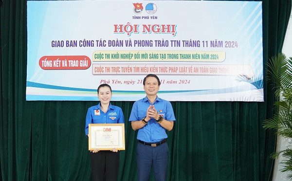 Thường trực Tỉnh đoàn trao giải tập thể có thành tích xuất sắc Cuộc thi trực tuyến tìm hiểu kiến thức pháp luật về an toàn giao thông năm 2024.