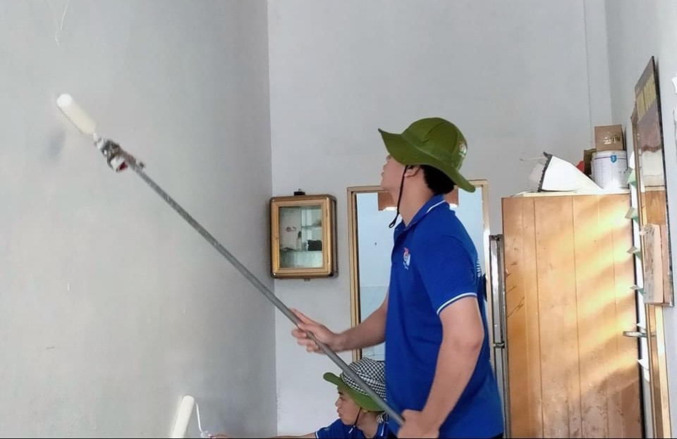 Sinh viên trường Đại học Công nghệ Miền Đông tham gia xây dựng nhà nhân ái.