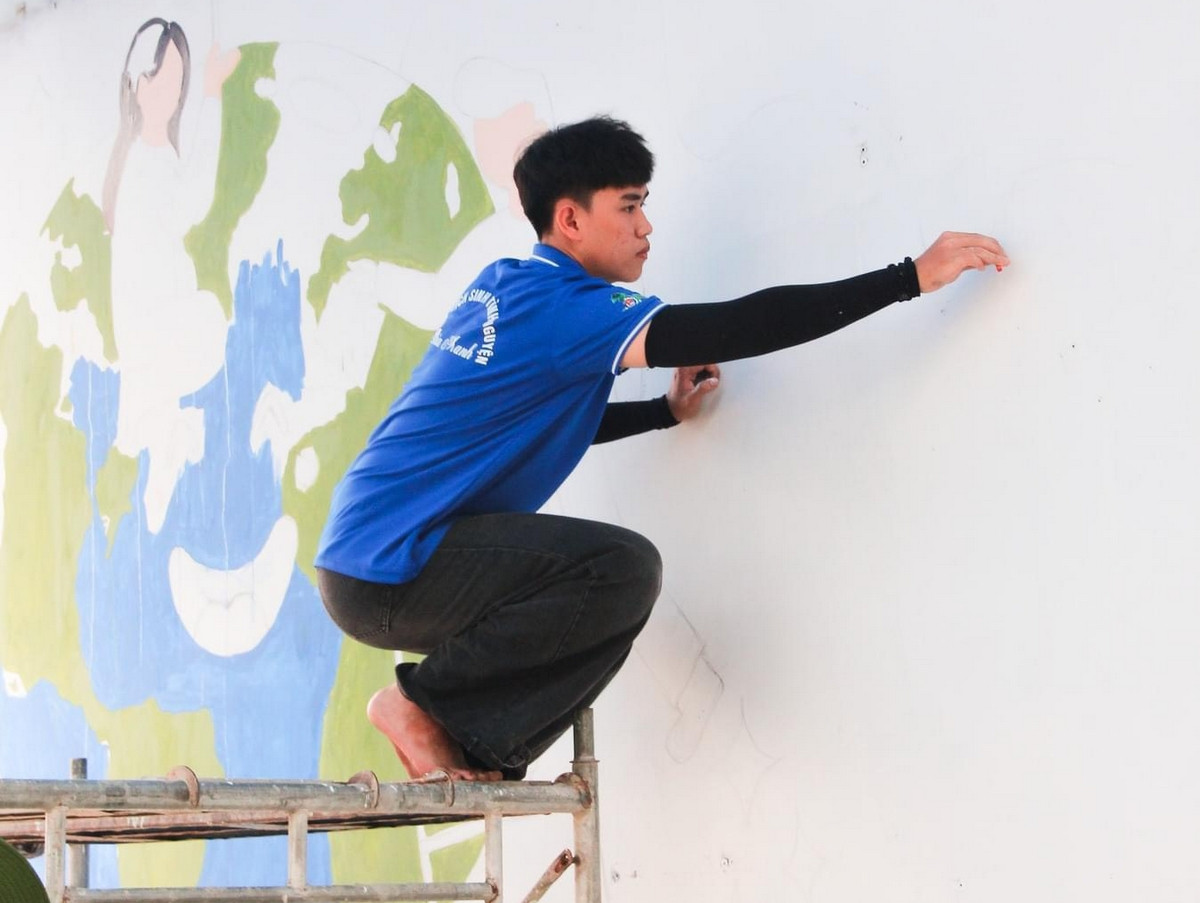 Các chiến sĩ tình nguyện trường Cao đẳng Mỹ thuật trang trí Đồng Nai tham gia thực hiện vẽ tranh tường.