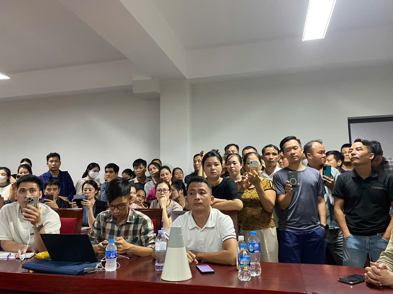 Phụ huynh đợi xin học cho con ở trường Tiểu học Tây Mỗ 3 đến 22h ngày 21/8. Ảnh: Bình Minh Phụ huynh đợi xin học cho con ở trường Tiểu học Tây Mỗ 3 đến 22h ngày 21/8. Ảnh: Bình Minh