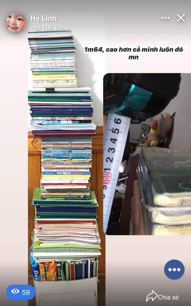 Một bạn teen xếp lại chồng sách vở sau một mùa thi căng thẳng.