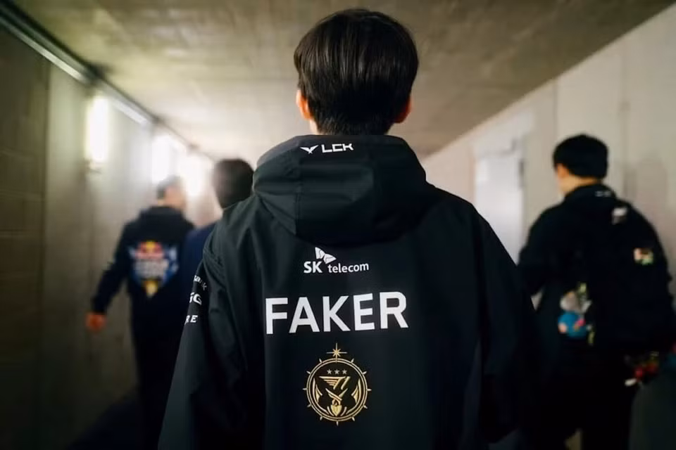 Lee Sang-hyeok, được biết đến phổ biến với nghệ danh Faker, là một Game thủ chuyên nghiệp, thành viên, đội trưởng của đội tuyển thể thao điện tử T1 với tựa game Liên Minh Huyền Thoại và là tuyển thủ đầu tiên được vào Đại Sảnh Danh Vọng của tựa game này.