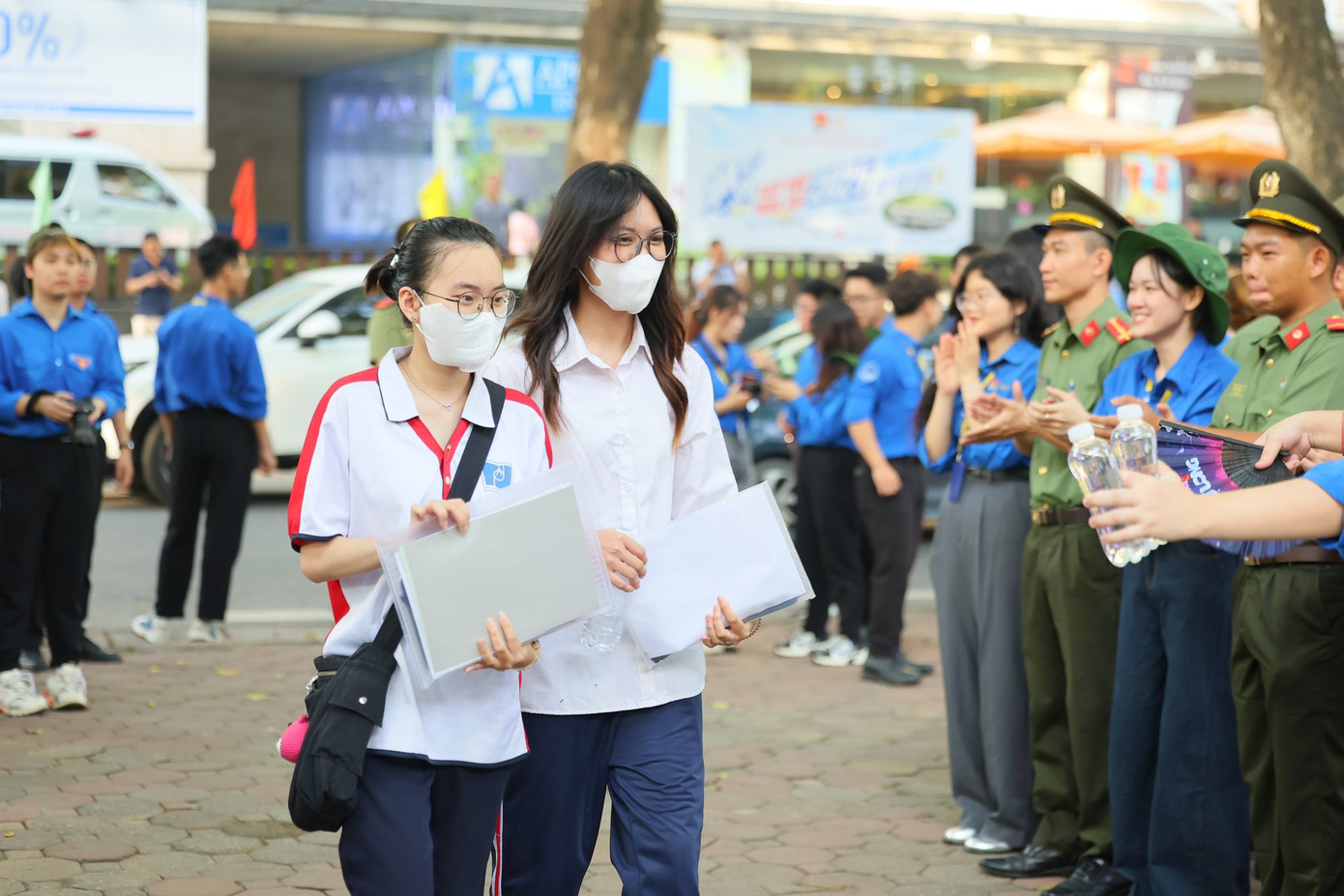 Thí sinh tham dự kỳ thi tốt nghiệp THPT sáng 26/6 tại điểm thi THPT Phan Đình Phùng. (Ảnh: Đoàn trường THPT Phan Đình Phùng)