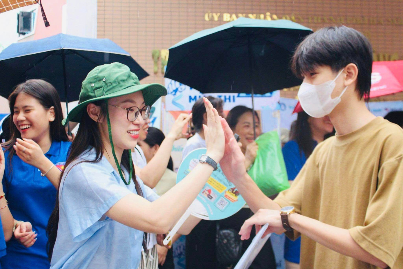 MC Khánh Vy tiếp sức mùa thi cho các thí sinh tại điểm thi THPT Mỹ Đình (Hà Nội). Ảnh: Hiền Vũ