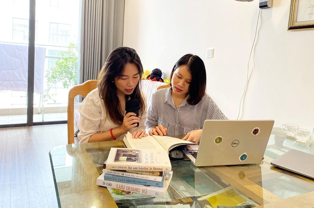 Hà Trang và Thu Hoài trong một lần thu âm cho Trạm Radio. (Ảnh: FBNV) Hà Trang và Thu Hoài trong một lần thu âm cho Trạm Radio. (Ảnh: FBNV)