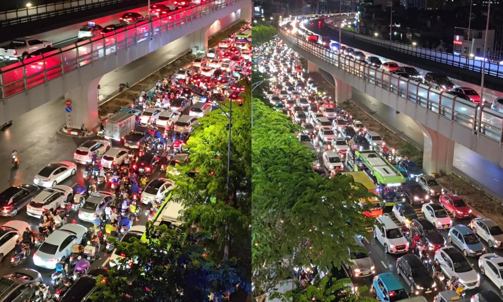 Mưa dông kéo đến vào giờ tan tầm khiến nhiều con đường tại Hà Nội ùn tắc nghiêm trọng trong ngày 13/8.