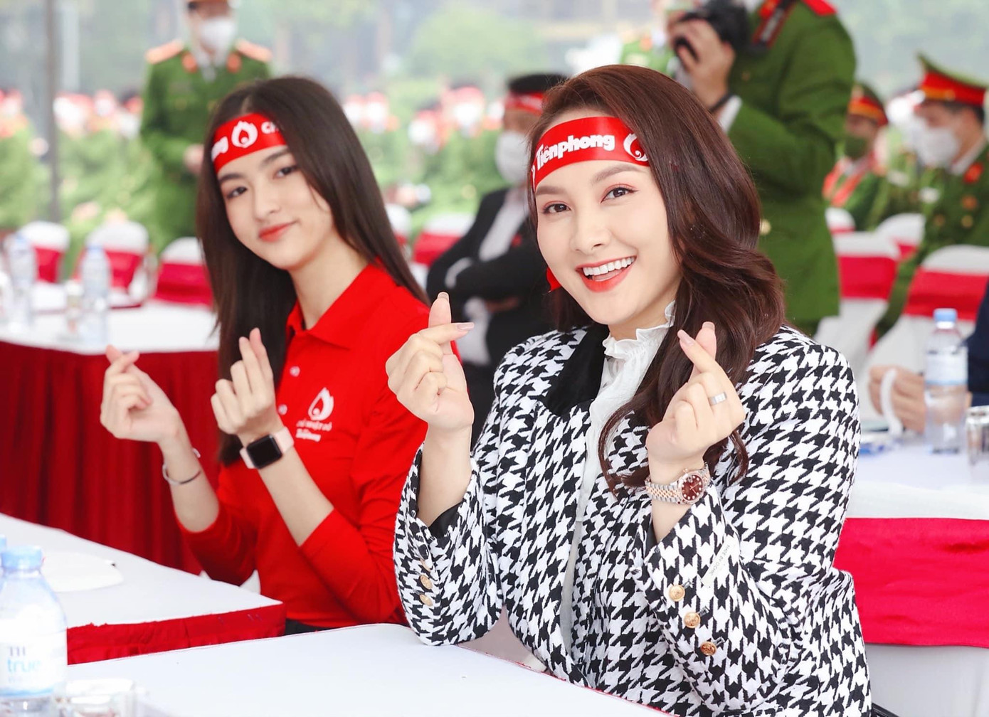 Diễn viên Bảo Thanh bày tỏ đã từ lâu đã có mong muốn đến thăm Học viện Cảnh sát Nhân dân, nơi chồng cô từng học: "Điều đó hôm nay đã được thực hiện và càng vui, ý nghĩa hơn khi tham gia chương trình hiến máu Chủ nhật Đỏ". Diễn viên Bảo Thanh bày tỏ đã từ lâu đã có mong muốn đến thăm Học viện Cảnh sát Nhân dân, nơi chồng cô từng học: "Điều đó hôm nay đã được thực hiện và càng vui, ý nghĩa hơn khi tham gia chương trình hiến máu Chủ nhật Đỏ".