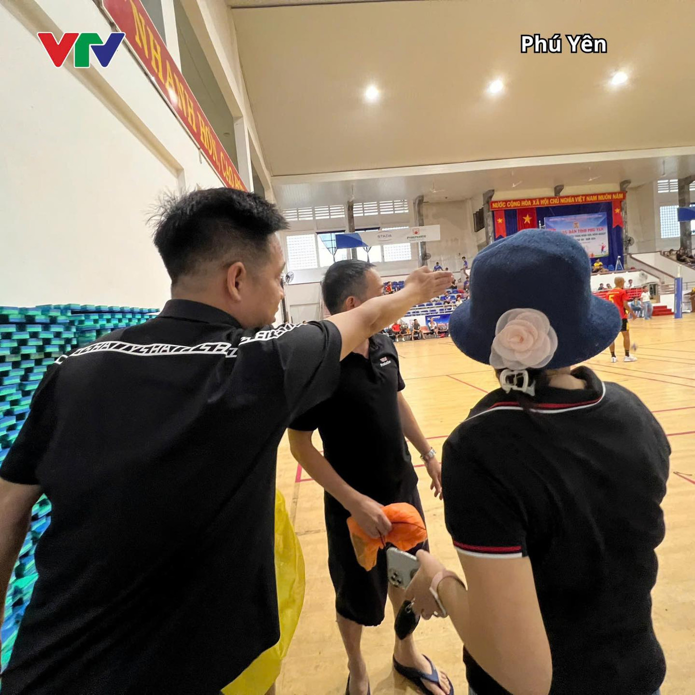 Ban sản xuất chương trình nhanh chóng di chuyển địa điểm để kịp phục vụ khán giả vào ngày mai 13/10. (Ảnh: VTV) Ban sản xuất chương trình nhanh chóng di chuyển địa điểm để kịp phục vụ khán giả vào ngày mai 13/10. (Ảnh: VTV)