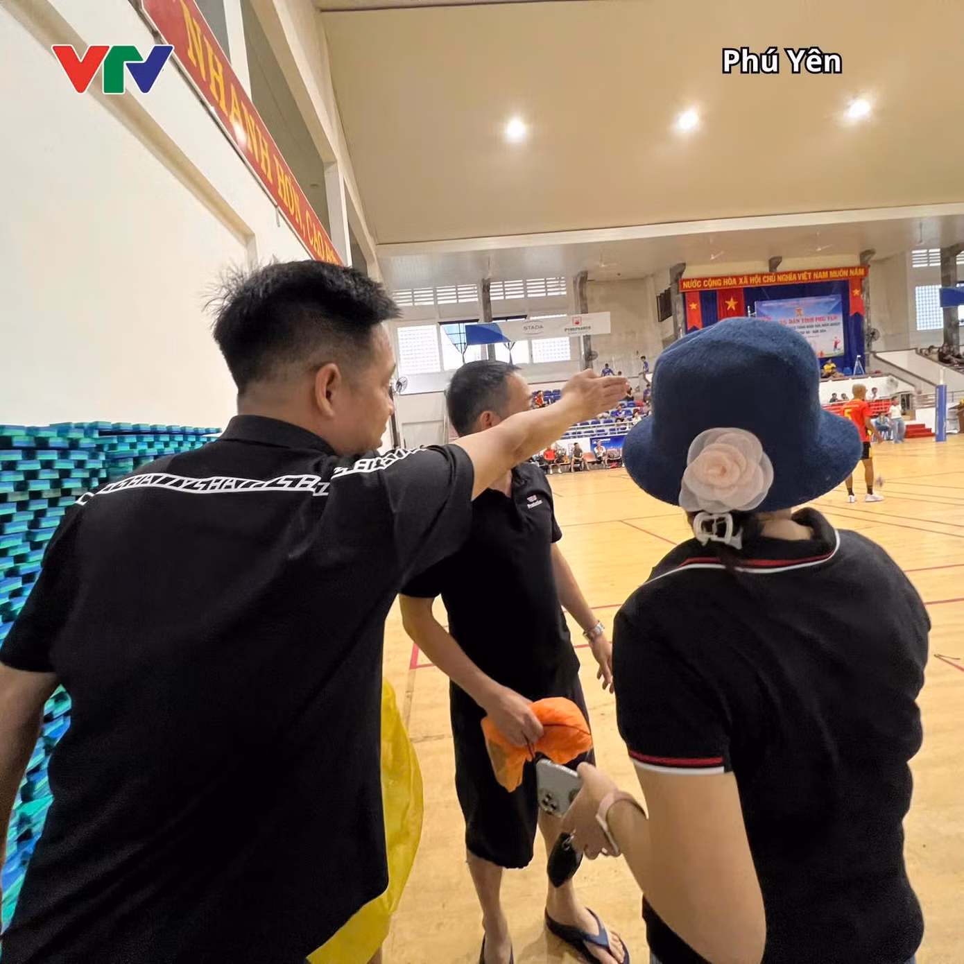 Ban sản xuất chương trình nhanh chóng di chuyển địa điểm để kịp phục vụ khán giả vào ngày mai 13/10. (Ảnh: VTV) Ban sản xuất chương trình nhanh chóng di chuyển địa điểm để kịp phục vụ khán giả vào ngày mai 13/10. (Ảnh: VTV)
