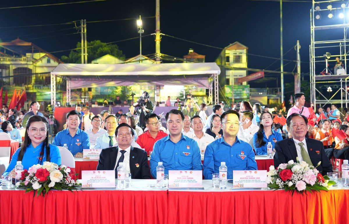 Các đồng chí lãnh đạo tham dự Lễ tuyên dương. Các đồng chí lãnh đạo tham dự Lễ tuyên dương.