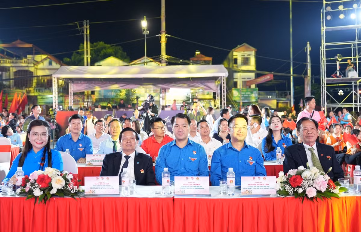 Các đồng chí lãnh đạo tham dự Lễ tuyên dương.