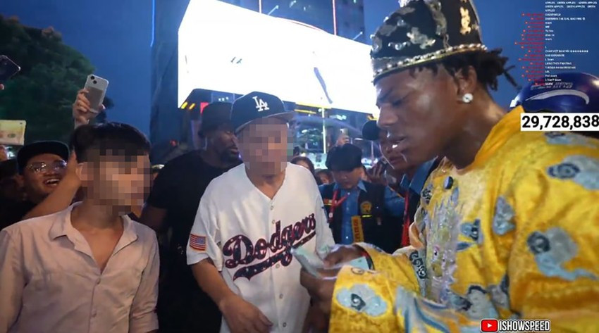 Hình ảnh nam streamer thanh toán tiền thuê xe tại phố đi bộ Nguyễn Huệ. (Ảnh cắt từ clip) Hình ảnh nam streamer thanh toán tiền thuê xe tại phố đi bộ Nguyễn Huệ. (Ảnh cắt từ clip)