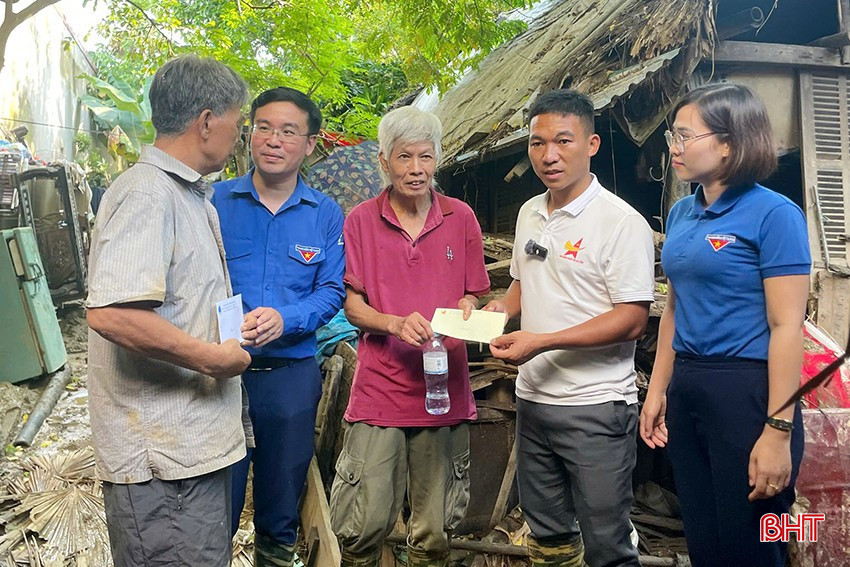 Phó Bí thư Tỉnh Đoàn Nguyễn Hoài Nam (thứ 2 từ trái sang) trao quà hỗ trợ người dân tại tỉnh Yên Bái.