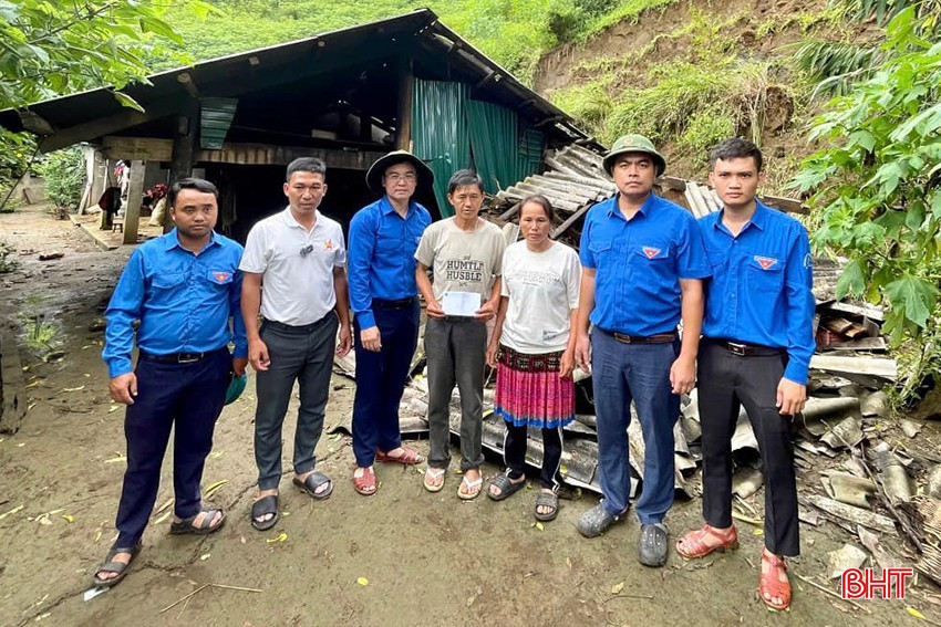 Đoàn công tác của tuổi trẻ Hà Tĩnh trao quà hỗ trợ bà con tại huyện Bát Xát, tỉnh Lào Cai.