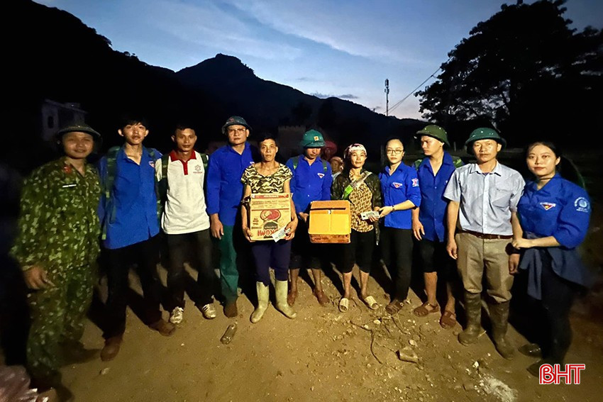 Đoàn viên thanh hiên huyện Kỳ Anh và các mạnh thường quân trao quà hỗ trợ bà con xã A Mú Sung (huyện Bát Xát, tỉnh Lào Cai).