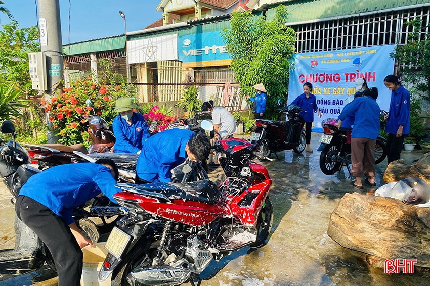 Đoàn viên thanh niên huyện Đức Thọ rửa xe gây quỹ hỗ trợ bà con chịu ảnh hưởng bởi bão số 3.