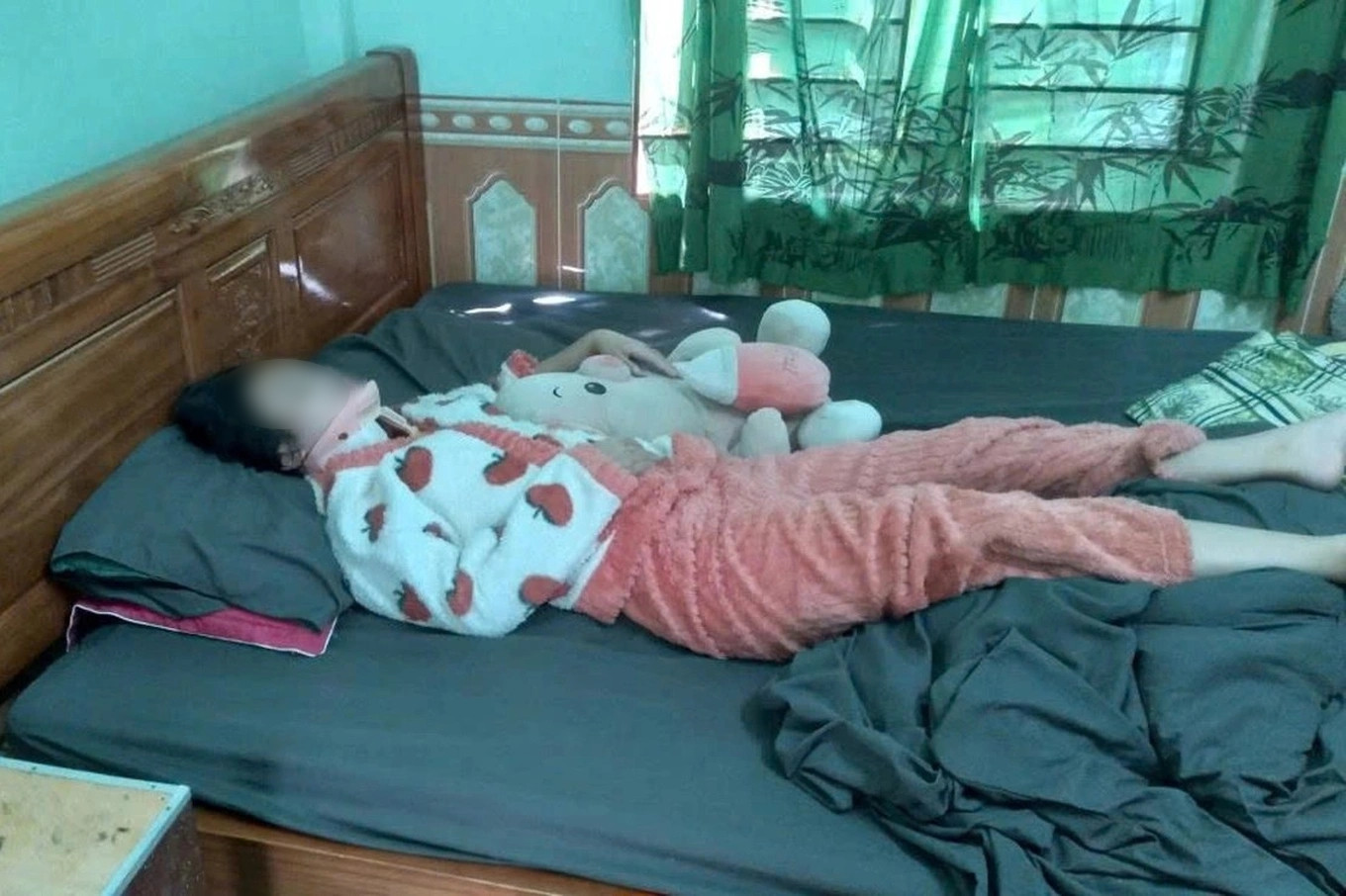 Nữ sinh L.V.G.N. đang được điều trị, chăm sóc tại nhà. (Ảnh: Gia đình cung cấp)