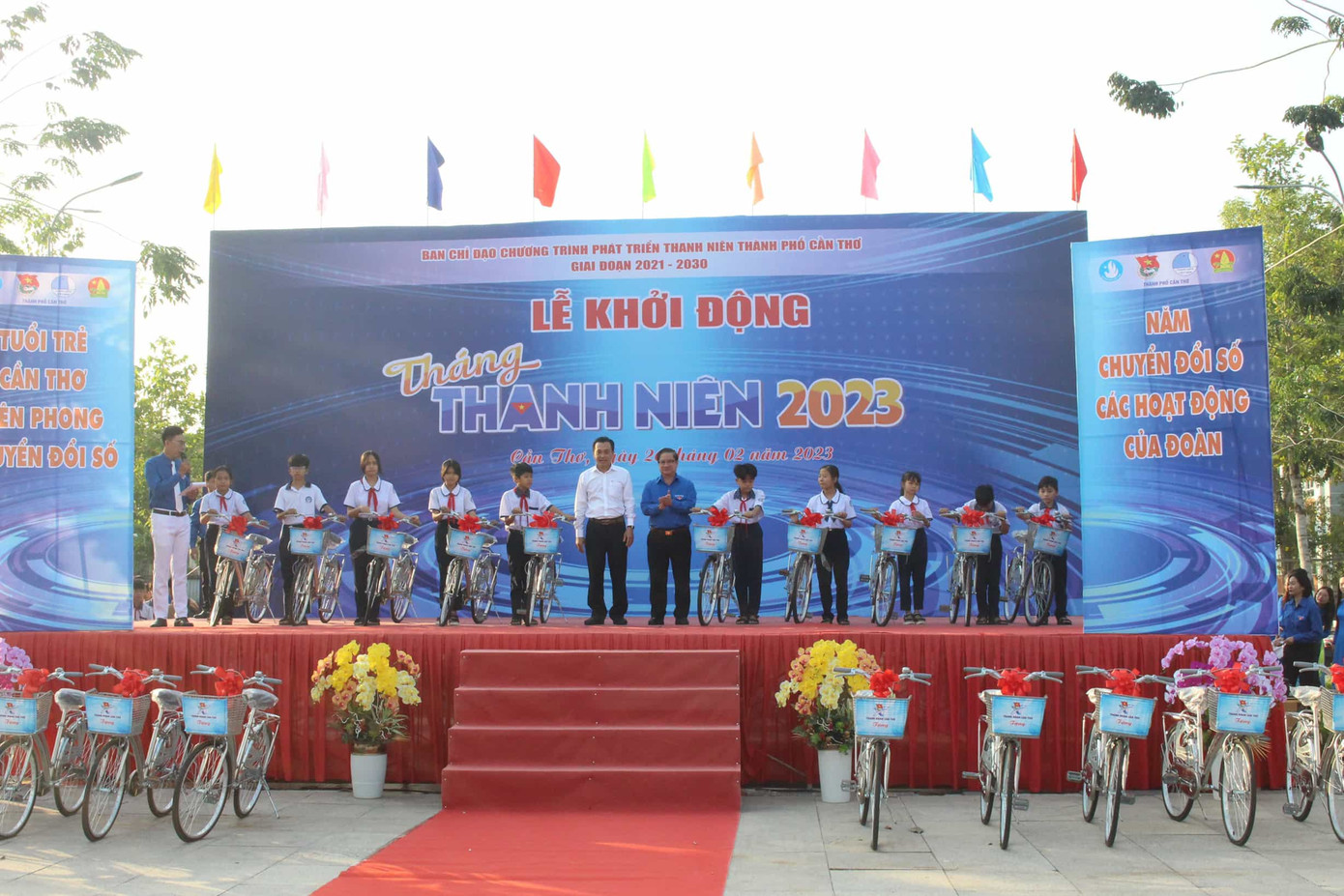 Đồng chí Trần Việt Trường, Phó Bí thư Thành ủy, Chủ tịch UBND TP Cần Thơ cùng đồng chí Nguyễn Hồng Hà, Phó Trưởng Ban Dân vận Thành ủy Cần Thơ tặng xe đạp cho học sinh vượt khó học tốt.