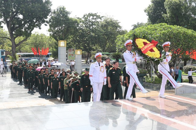 Sáng cùng ngày, hơn 150 thương bệnh binh, y bác sĩ, cán bộ nhân viên của 14 trung tâm nuôi dưỡng người có công đã dâng hương tại Đài Tưởng niệm các Anh hùng, liệt sỹ (đường Bắc Sơn, quận Ba Đình, thành phố Hà Nội).