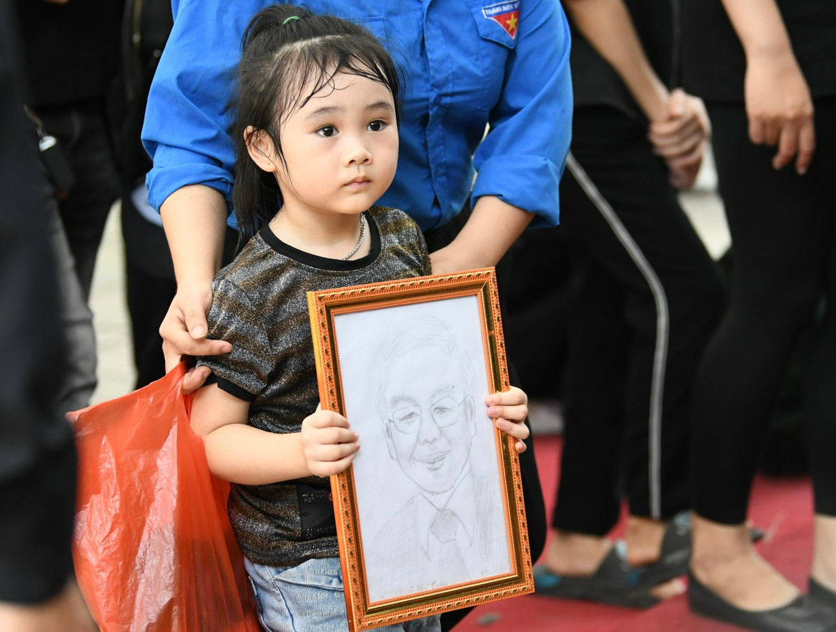 Người dân xếp thành nhiều hàng, trật tự chờ đến lượt vào viếng vào trưa ngày 26/7.