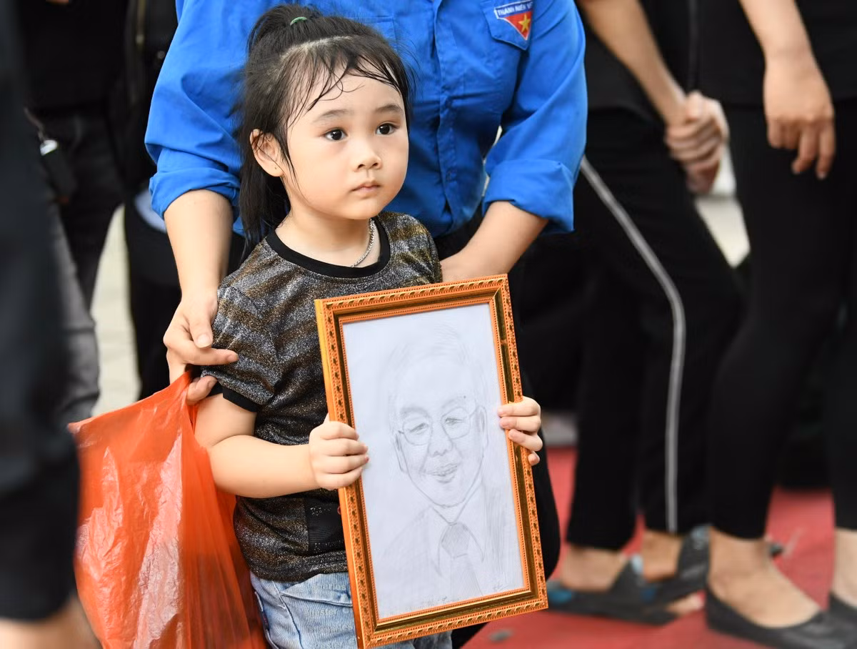 Người dân xếp thành nhiều hàng, trật tự chờ đến lượt vào viếng vào trưa ngày 26/7.