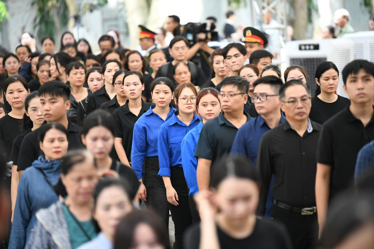 Người dân xếp thành nhiều hàng, trật tự chờ đến lượt vào viếng vào trưa ngày 26/7.