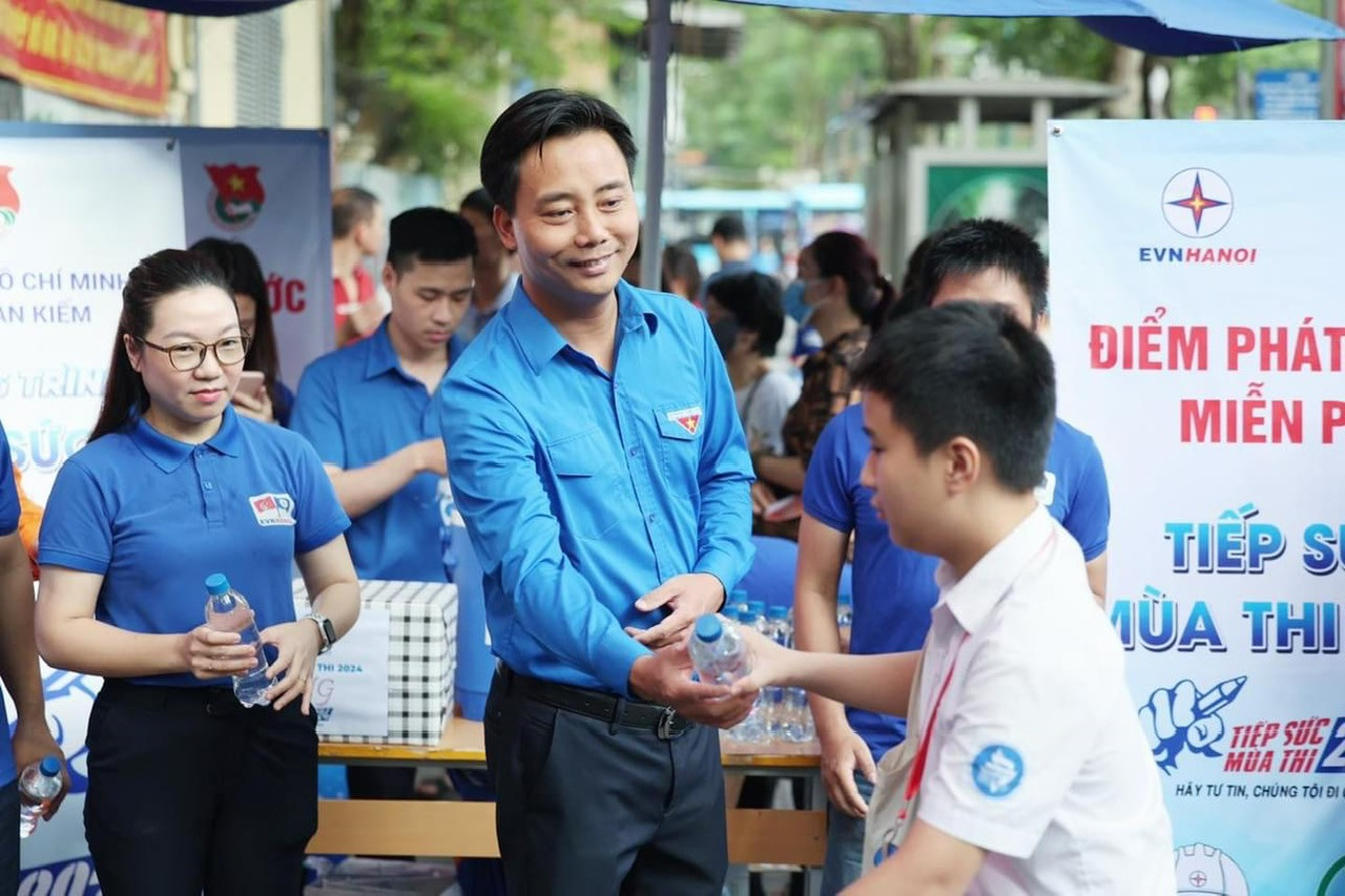 Anh Nguyễn Đức Tiến - Phó Bí thư thường trực Thành Đoàn, Chủ tịch Hội LHTN TP Hà Nội tiếp nước cho thí sinh tại điểm thi Trường THPT Việt Đức. (Ảnh: Thành Đoàn Hà Nội) Anh Nguyễn Đức Tiến - Phó Bí thư thường trực Thành Đoàn, Chủ tịch Hội LHTN TP Hà Nội tiếp nước cho thí sinh tại điểm thi Trường THPT Việt Đức. (Ảnh: Thành Đoàn Hà Nội)