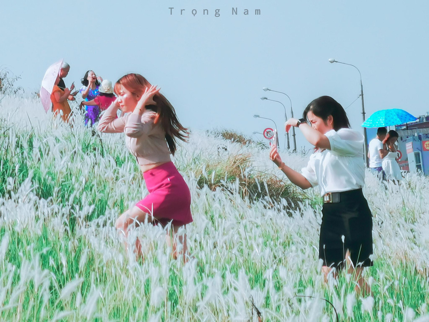 Triền đê Long Biên - Xuân Quan những ngày này tràn ngập cỏ lau trắng muốt tạo nên khung cảnh thơ mộng ngay gần nội đô. Triền đê Long Biên - Xuân Quan những ngày này tràn ngập cỏ lau trắng muốt tạo nên khung cảnh thơ mộng ngay gần nội đô.