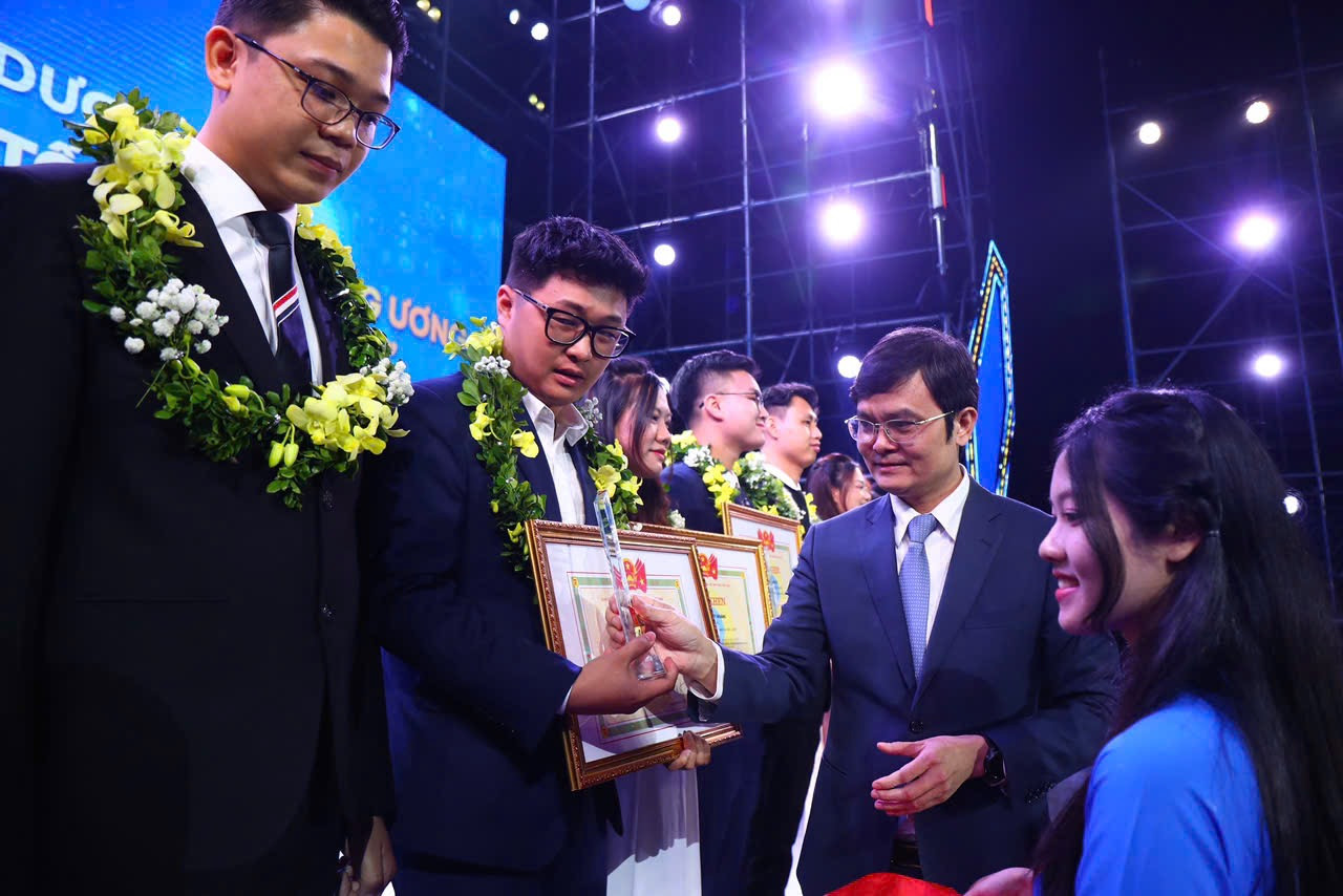 Đồng chí Bùi Quang Huy, Ủy viên dự khuyết Ban Chấp hành T.Ư Đảng, Bí thư thứ nhất Ban Chấp hành T.Ư Đoàn trao danh hiệu "Sinh viên 5 tốt" và "Sao tháng Giêng" cấp Trung ương cho các sinh viên. Đồng chí Bùi Quang Huy, Ủy viên dự khuyết Ban Chấp hành T.Ư Đảng, Bí thư thứ nhất Ban Chấp hành T.Ư Đoàn trao danh hiệu "Sinh viên 5 tốt" và "Sao tháng Giêng" cấp Trung ương cho các sinh viên.