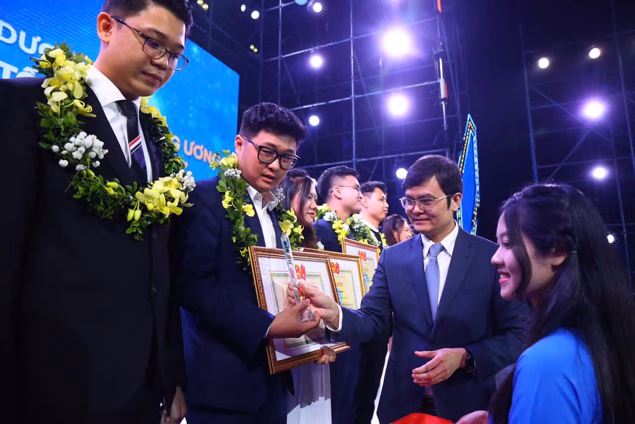Đồng chí Bùi Quang Huy, Ủy viên dự khuyết Ban Chấp hành T.Ư Đảng, Bí thư thứ nhất Ban Chấp hành T.Ư Đoàn trao danh hiệu "Sinh viên 5 tốt" và "Sao tháng Giêng" cấp Trung ương cho các sinh viên.