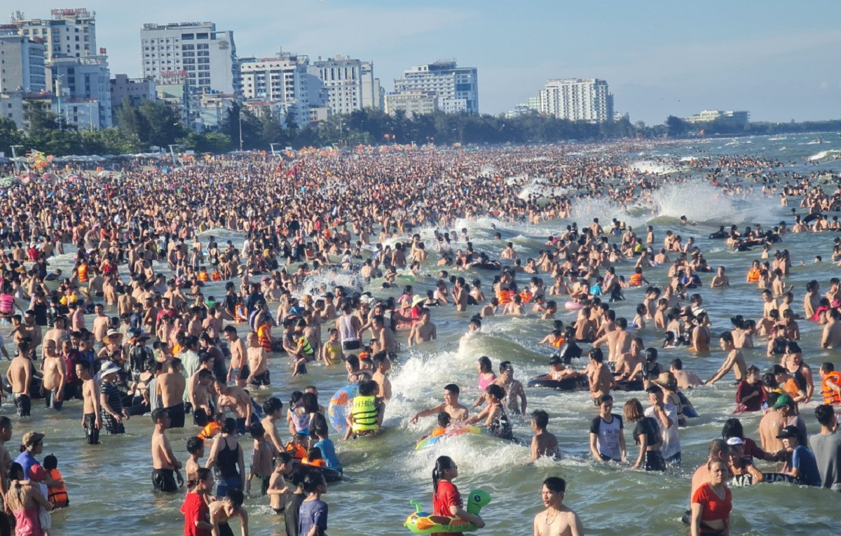 Người dân đổ ra Sầm Sơn tắm biển giải nhiệt trong đợt nắng nóng kèo dài.
