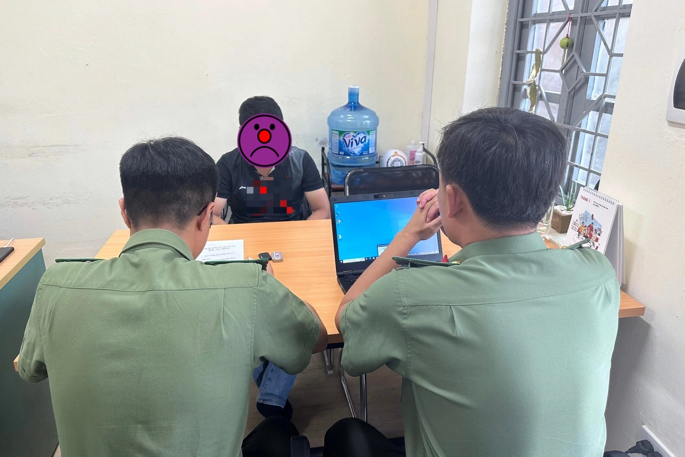 Công an làm việc với đối tượng mua bán thiết bị gian lận thi cử. (Ảnh: Công an tỉnh Lâm Đồng)